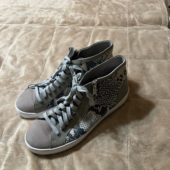 Vionic Hi-top sneakers. - Picture 3 of 3